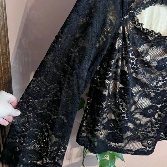 NWT torrid Black Floral Lace Long Sleeve Cutout Blouse - Picture 8 of 9